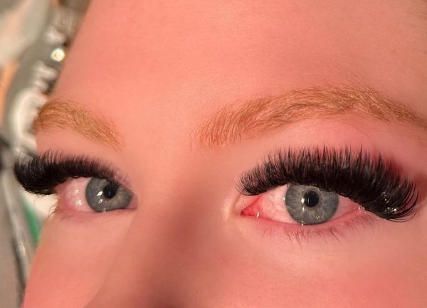 Mega Volumes Eyelashes Extensions
