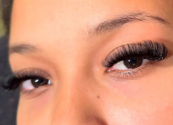 Mega Volumes Eyelashes Extensions